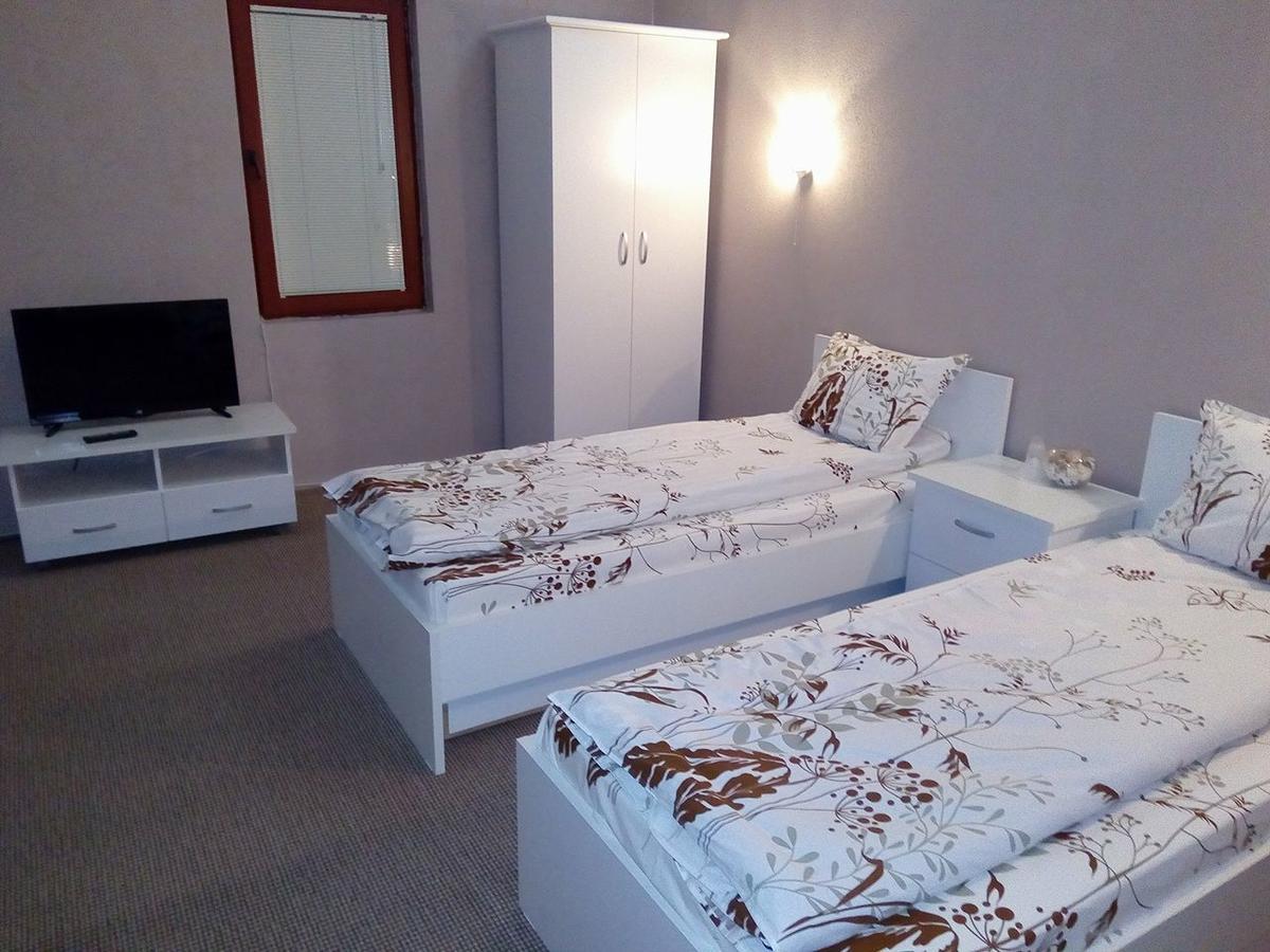 Kafana "Kaj Zoki" Bed and Breakfast Probistip Buitenkant foto